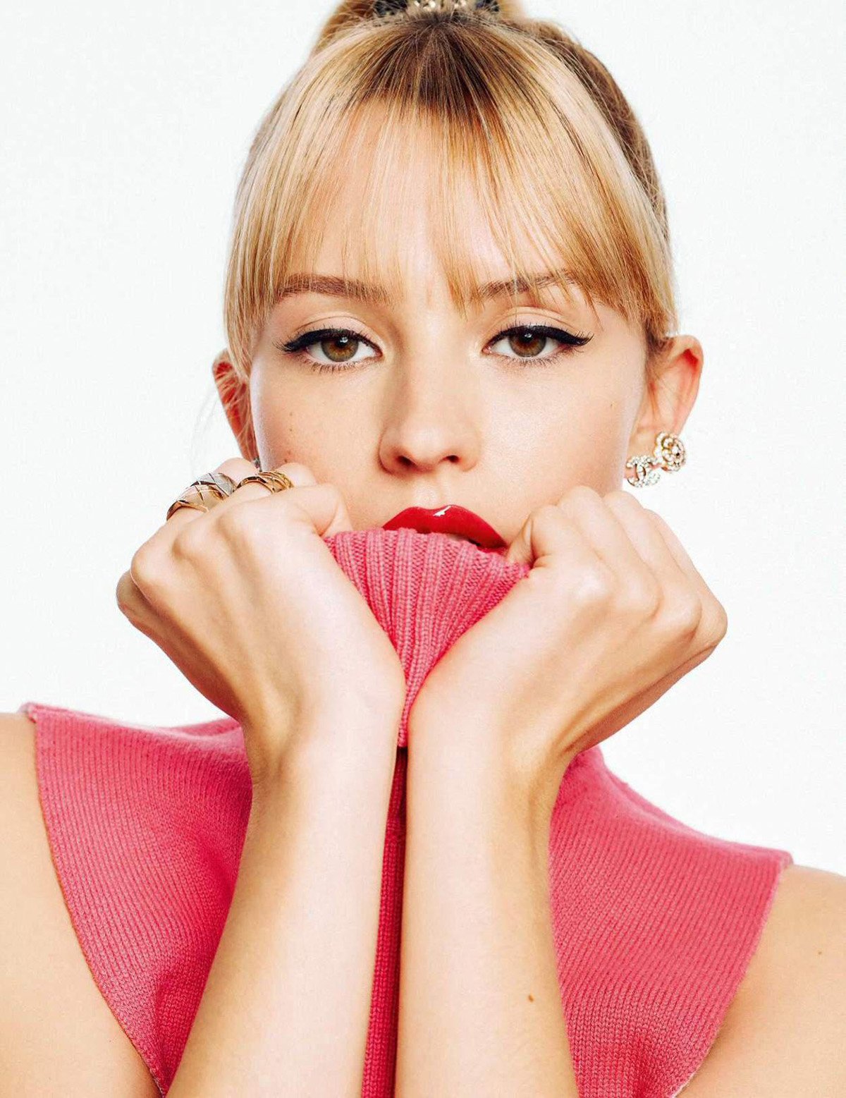 Angèle covers Elle France October 29th, 2021 by Sofia Sanchez & Mauro Mongiello