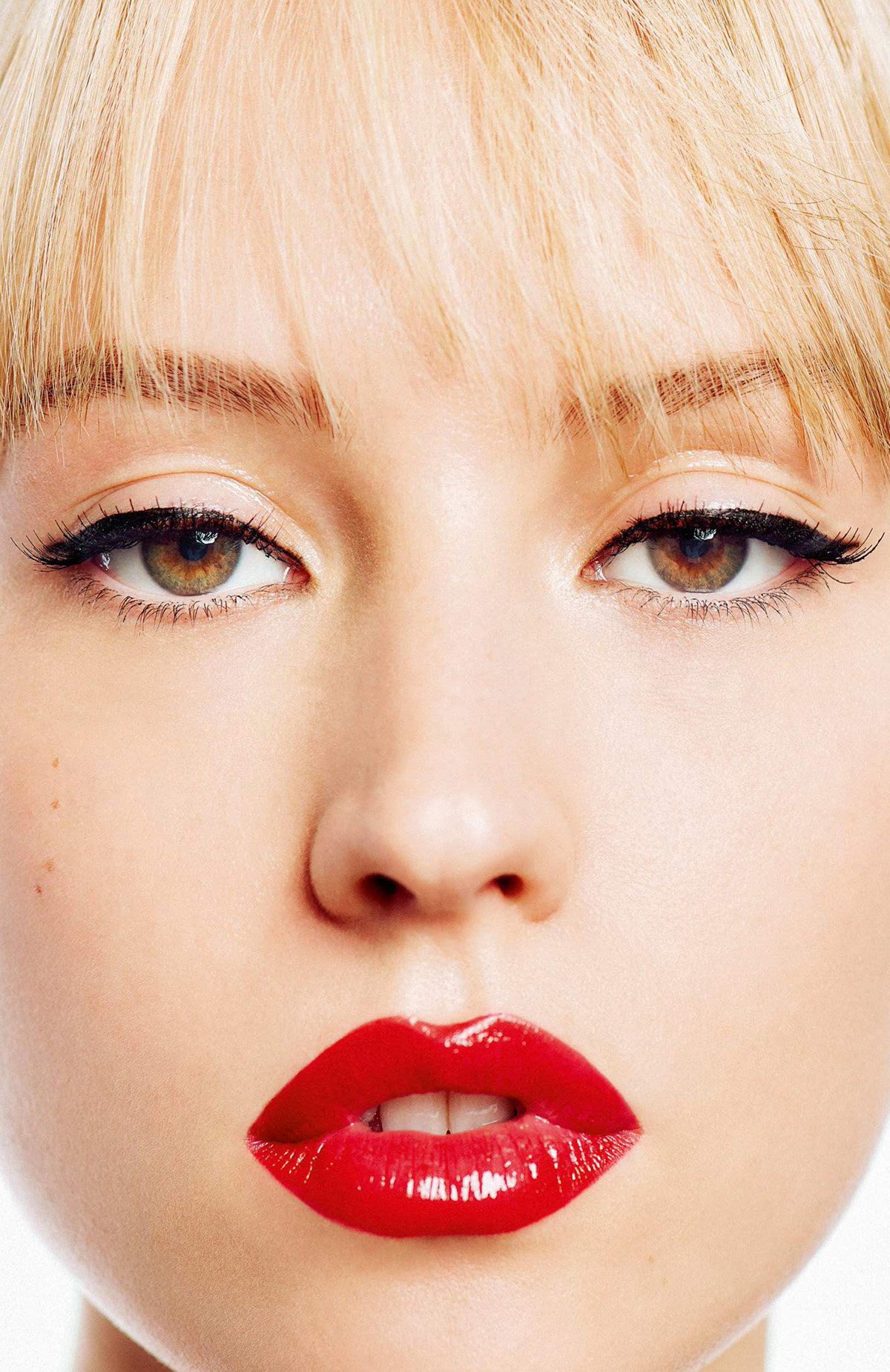 Angèle covers Elle France October 29th, 2021 by Sofia Sanchez & Mauro Mongiello